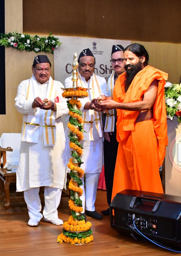 दीप प्रज्वलन करते हुए केंद्रीय मंत्री उरांव व उइके