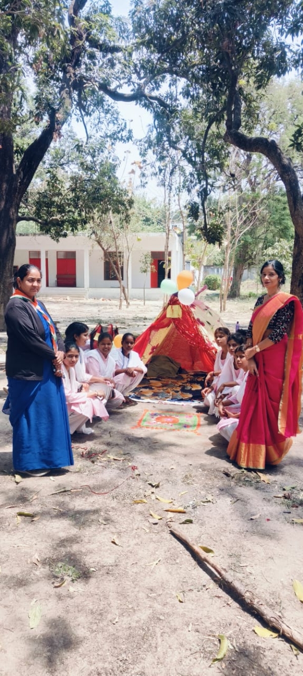 कार्यक्रम के दौरान मौजूद छात्राएं