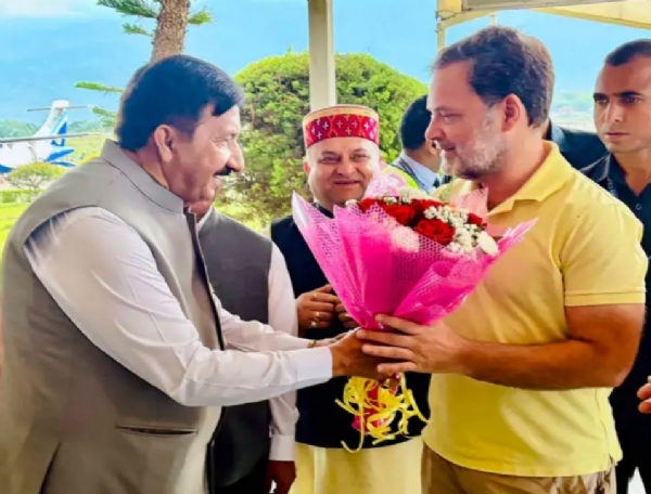 राहुल गांधी का स्वागत करते हुए उपमुख्यमंत्री।