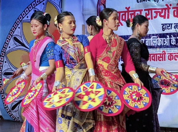 पानीपत, वनवासी कल्याण आश्रम हरियाणा के कार्यक्रम में लोकनृत्य करती वनवासी कल्याण आश्रम की छात्राएं