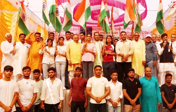 सोनीपत: महाराजा सूरजमल की प्रतिमा अनावरण के अवसर पर मोहन लाल बडौली व अन्य