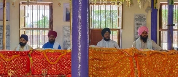 गुरुवाणी का पाठ करते श्रद्धालु।