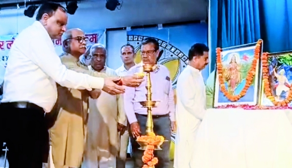 पानीपत, वनवासी कल्याण आश्रम हरियाणा के कार्यक्रम का शुभारंभ दीप प्रज्वलित कर करते मुख्य अतिथि परवीन डोलके