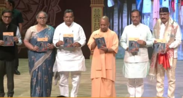 रंगमंच पुस्तक का विमोचन करते मुख्यमंत्री योगी आदित्यनाथ व संस्कृति मंत्री जयवीर सिंह