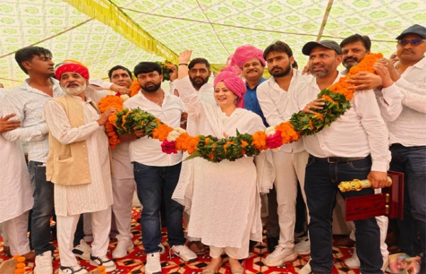 मंत्री का स्वागत करते हुए ग्रामीण।