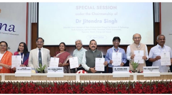 विज्ञान भवन में ‘साधना सप्ताह’ कार्यक्रम के दौरान प्रशासनिक क्षमता निर्माण कार्यक्रम और ‘उन्नति’ पोर्टल का शुभारंभ करते केंद्रीय मंत्री डॉ. जितेंद्र सिंह।