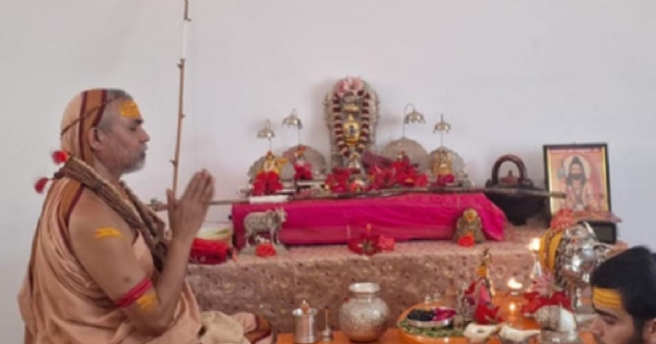 पूजा-अर्चना करते शंकराचार्य अविमुक्तेश्वरानंद सरस्वती।