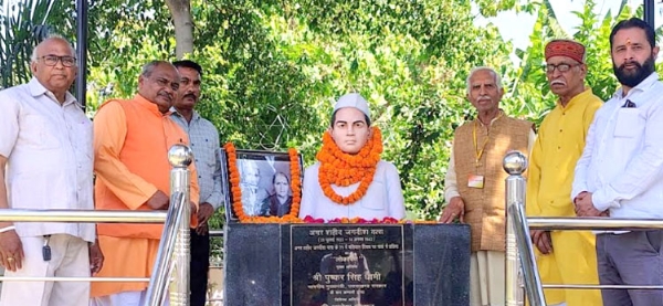 श्रद्धासुमन अर्पित करते हुए श्रद्धासुमन अर्पित करते हुए