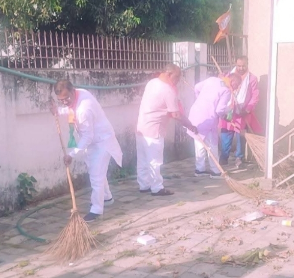 झाड़ू लगाते हुए क्षेत्र अध्यक्ष दिलीप और अन्य