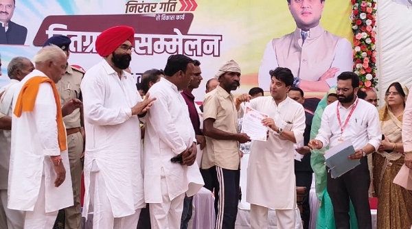 अशोकनगर में हितग्राही सम्मेलन में सिंधिया ने हितलाभ वितरित किए