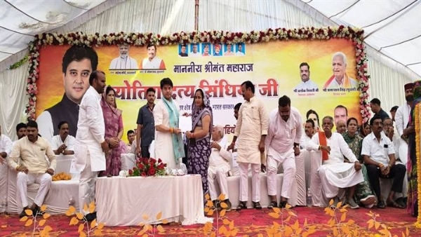 प्रधानमंत्री आवास योजना के लाभार्थियों के लिए गृह प्रवेश एवं स्वीकृति पत्र वितरण कार्यक्रम में शामिल हुए सिंधिया