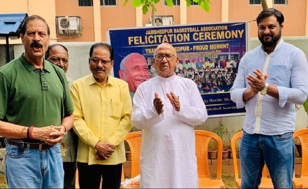 जूनियर बास्केटबॉल चैंपियनशिप जीतकर लौटे खिलाड़ियों को सम्मानित जूनियर बास्केटबॉल चैंपियनशिप जीतकर लौटे खिलाड़ियों को सम्मानित