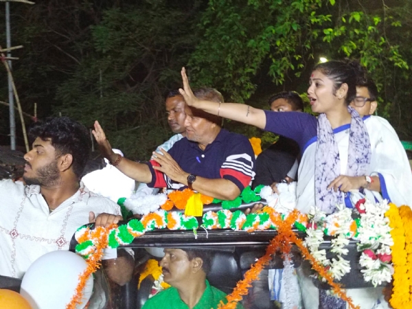 रोड शो के दौरान लोगों को देख हाथ हिलाती सुश्री घोष