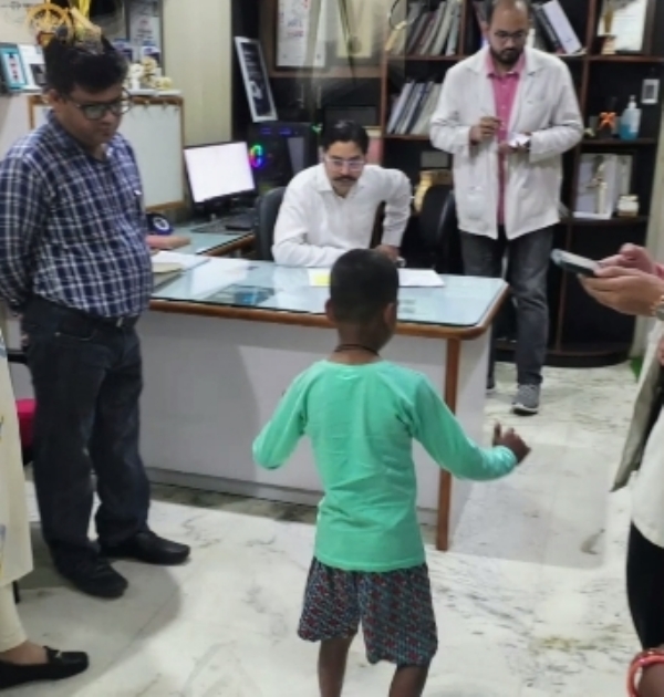 बाल मरीज को देखते डॉक्टर