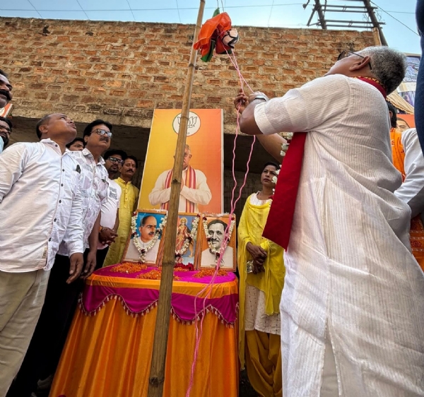 खड़गपुर में भाजपा का स्थापना दिवस paalit