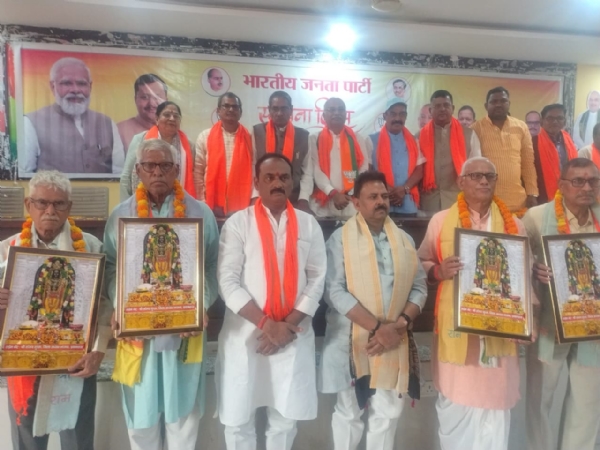 भाजपा महानगर कार्यालय में स्थापना दिवस के मौके पर सम्मानित वरिष्ठ कार्यकर्ताओं का छाया चित्र