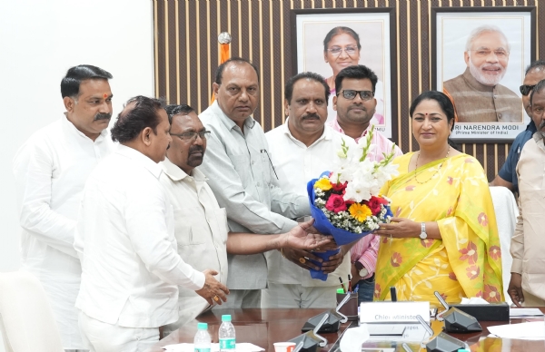 दिल्ली की मुख्यमंत्री रेखा गुप्ता एमसीडी के सफाई कर्मचारी यूनियन कोर कमेटी के प्रतिनिधियों से भेंट करते हुए। दिल्ली की मुख्यमंत्री रेखा गुप्ता एमसीडी के सफाई कर्मचारी यूनियन कोर कमेटी के प्रतिनिधियों से भेंट करते हुए।