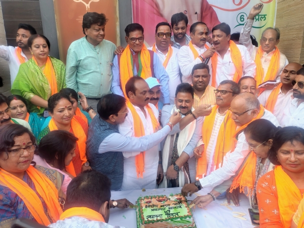 भाजपा प्रयागराज महानगर कार्यालय में पार्टी का स्थापना दिवस मनाने का छाया चित्र