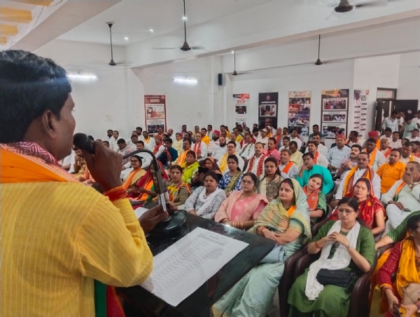 जिला कार्यालय पर आयोजित संगोष्ठी में बोलते जिलाध्यक्ष।