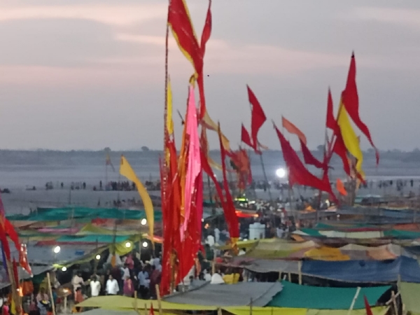 फरहरा झंडों से पटा अदलपुरा शीतला घाट।