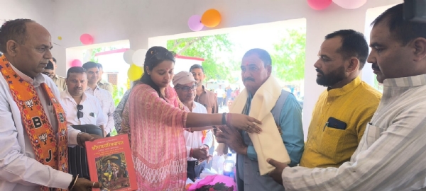 Sdm द्वारा सम्मानित होते सेवानिवृत शिक्षक