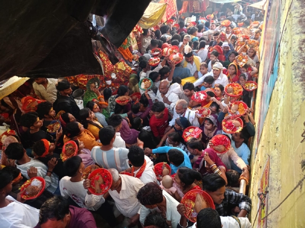 अदलपुरा स्थित बड़ी मां शीतला धाम में भक्तों की भीड़।