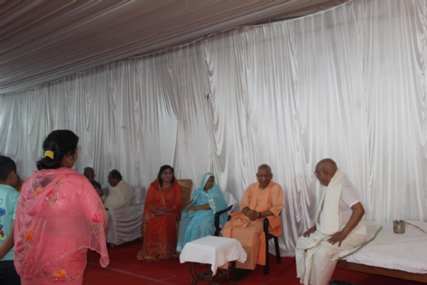 परिजनों से बात करते सीएम परिजनों से बात करते सीएम