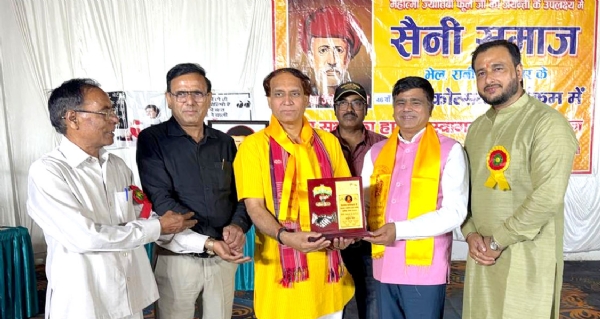 पुरस्कृत करते राज्यमंत्री सुनील सैनी पुरस्कृत करते राज्यमंत्री सुनील सैनी