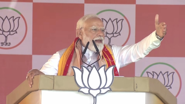 प्रधानमंत्री नरेन्द्र मोदी सोमवार को असम के होजाई में चुनावी जनसभा को संबोधित करते हुए