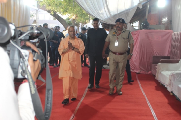 Mlc के घर पहुचे सीएम DIG और कमिश्नर के साथ Mlc के घर पहुचे सीएम DIG और कमिश्नर के साथ