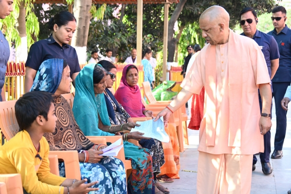 *गोरखनाथ मंदिर में 200 लोगों से मुलाकात कर उनकी समस्याएं सुनीं मुख्यमंत्री योगी आदित्यनाथ ने*
