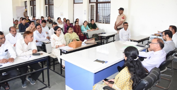 फतेहाबाद। जनगणना प्रशिक्षण कैम्प में एन्यूमरेटर और सुपरवाइजर को निर्देश देते डीसी।