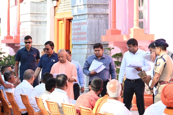 *गोरखनाथ मंदिर में 200 लोगों से मुलाकात कर उनकी समस्याएं सुनीं मुख्यमंत्री योगी आदित्यनाथ ने*