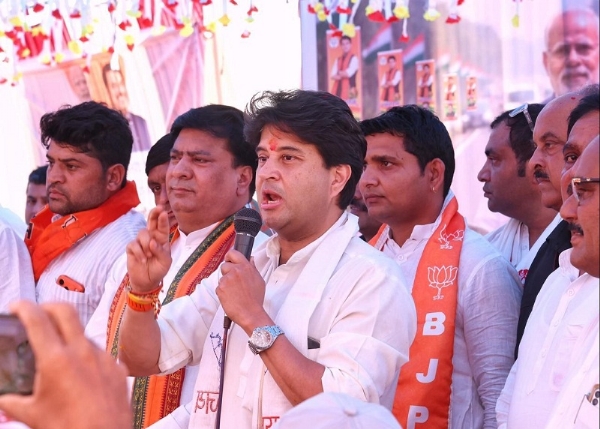 केन्द्रीय मंत्री सिंधिया ने ग्वालियर-आगरा एक्सप्रेस-वे निर्माण कार्य का किया निरीक्षण