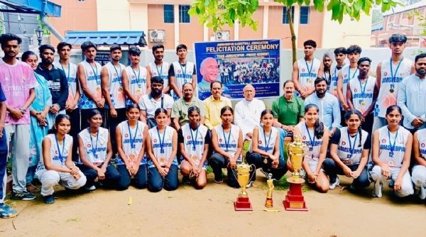 जूनियर बास्केटबॉल चैंपियनशिप जीतकर लौटे खिलाड़ियों को सम्मानित जूनियर बास्केटबॉल चैंपियनशिप जीतकर लौटे खिलाड़ियों को सम्मानित