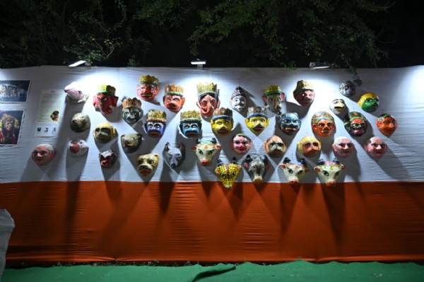 श्री संकट मोचन संगीत समारोह के चित्रकला प्रदर्शनी में मुखौटे