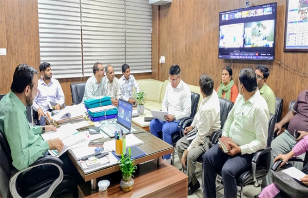 वीडियो कॉन्फ्रेंसिंग में मौजूद उपायुक्त कैप्टन मनोज कुमार।