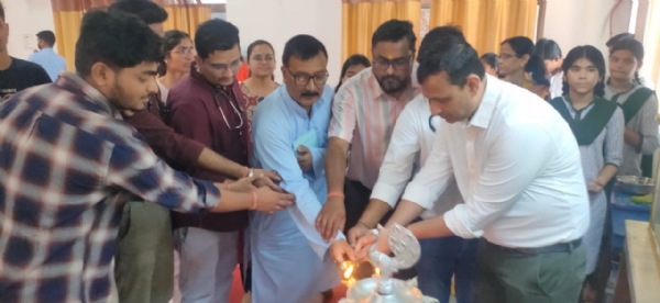 उद्घाटन करते अतिथि