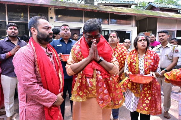 मुख्यमंत्री पूजा अर्चना करते