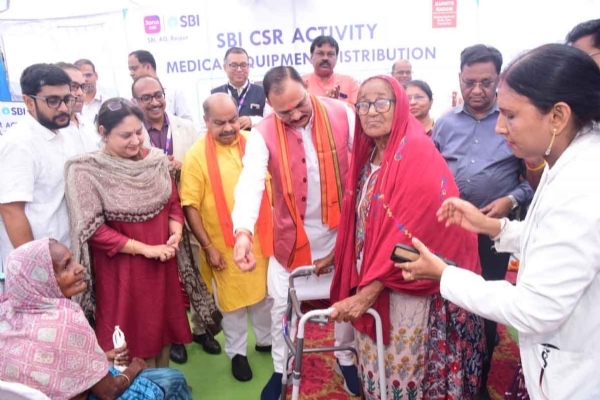 मंत्री जायसवाल  चिकित्सा उपकरणों का वितरण कार्यक्रम शामिल