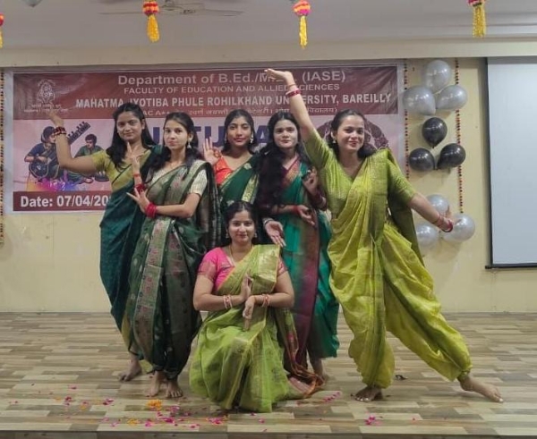 शिक्षा विभाग में आयोजित सांस्कृतिक कार्यक्रम में प्रस्तुति देते एम.एड. प्रथम वर्ष के विद्यार्थी।