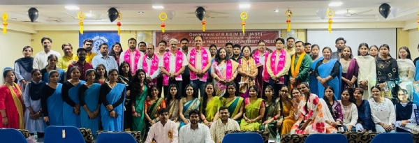 शिक्षा विभाग में आयोजित सांस्कृतिक कार्यक्रम में प्रस्तुति देते एम.एड. प्रथम वर्ष के विद्यार्थी।