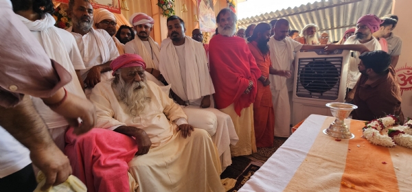 जगतानंद आश्रम पर स्वामी अड़गड़ानंद के दर्शन को श्रद्धालुओं की भीड़। भारी भीड़