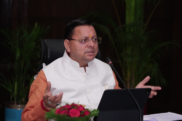 मुख्यमंत्री पुष्कर सिंह धामी विधानसभा की समीक्षा बैठक करते हुए।