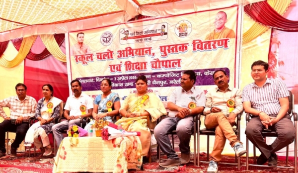 केसरपुर के कंपोजिट विद्यालय में आयोजित स्कूल चलो अभियान और शिक्षा चौपाल कार्यक्रम में बच्चों को पुस्तकें वितरित करते अतिथि।