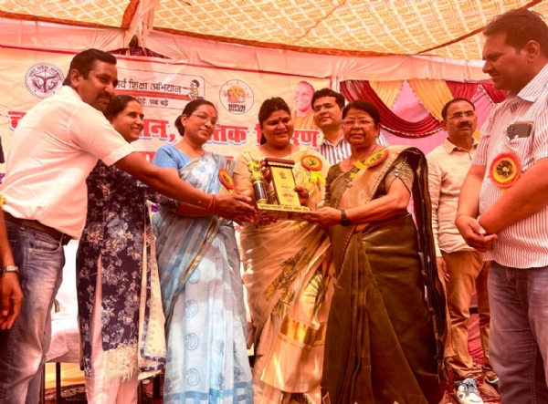 केसरपुर के कंपोजिट विद्यालय में आयोजित स्कूल चलो अभियान और शिक्षा चौपाल कार्यक्रम में बच्चों को पुस्तकें वितरित करते अतिथि।