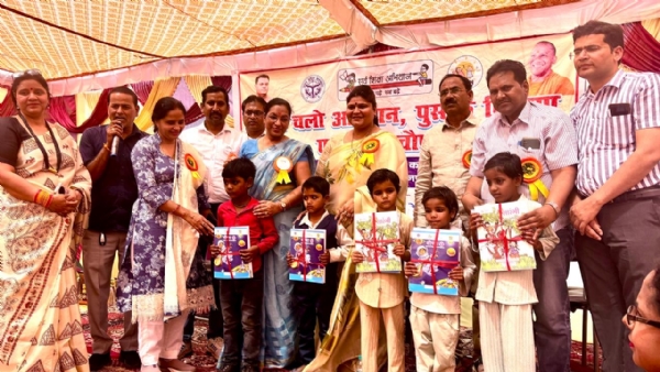 केसरपुर के कंपोजिट विद्यालय में आयोजित स्कूल चलो अभियान और शिक्षा चौपाल कार्यक्रम में बच्चों को पुस्तकें वितरित करते अतिथि।
