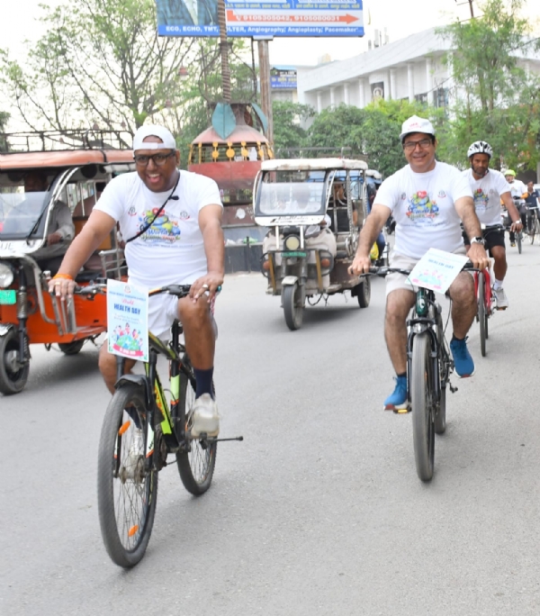 विश्व स्वास्थ्य दिवस पर आईएमए बरेली की ओर से निकाली गई साइकिल रैली में शामिल चिकित्सक और शहरवासी।