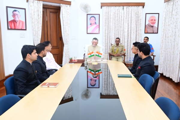 राज्यपाल प्रशिक्षु आईएएस से बातचीत करते हुए