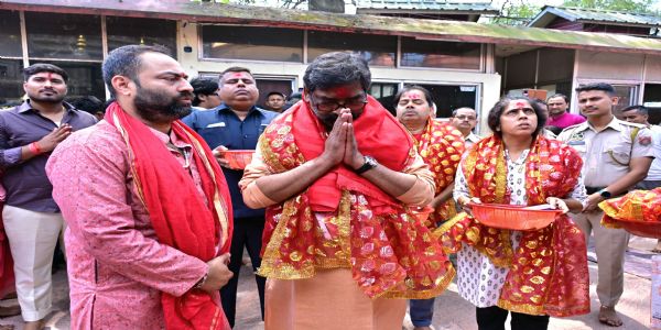 झारखंडस्य मुख्यमंत्री हेमन्त सोरेनः कामाख्या मंदिरे कृतवान् पूजां, झारखंडस्य प्रसन्नतायाः कामना